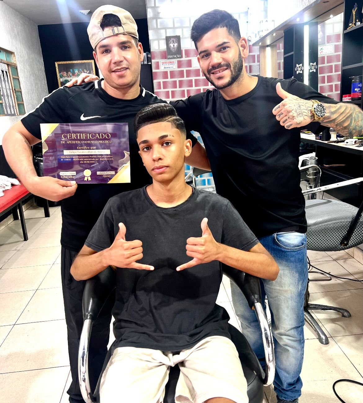 Aluno recebendo certificado em uma aula prática