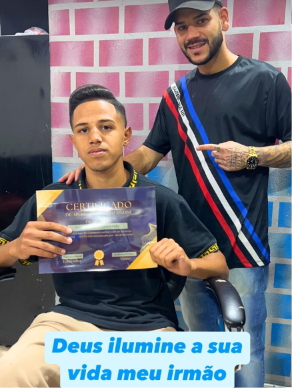 Aluno com certificado após treinamento prático