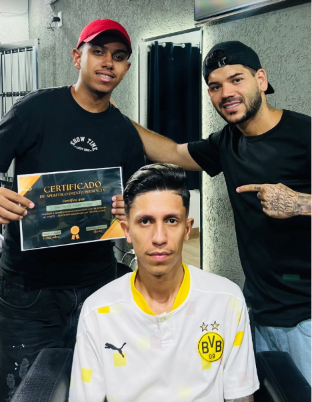 Barbeiro certificado após treinamento com Roni
