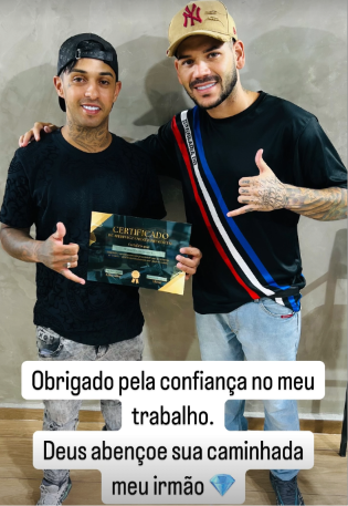Aluno certificado ao lado de Roni