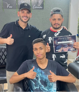 Aluno exibindo certificado de treinamento