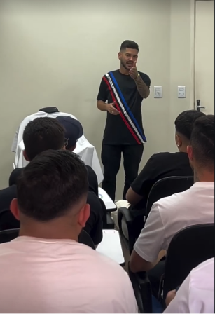 Roni ensinando uma turma de barbeiros