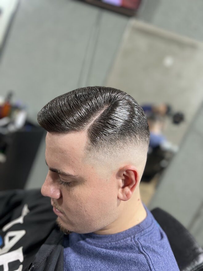 Corte masculino com degradê e penteado profissional