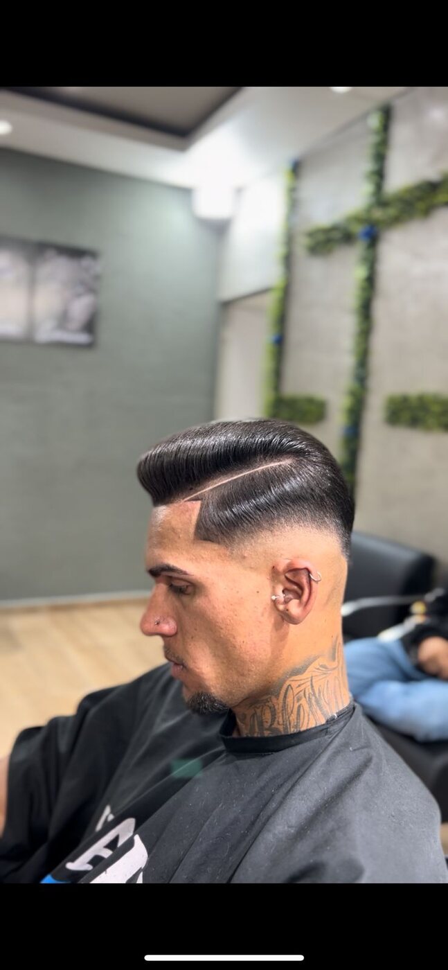 Corte com penteado lateral e acabamento marcado