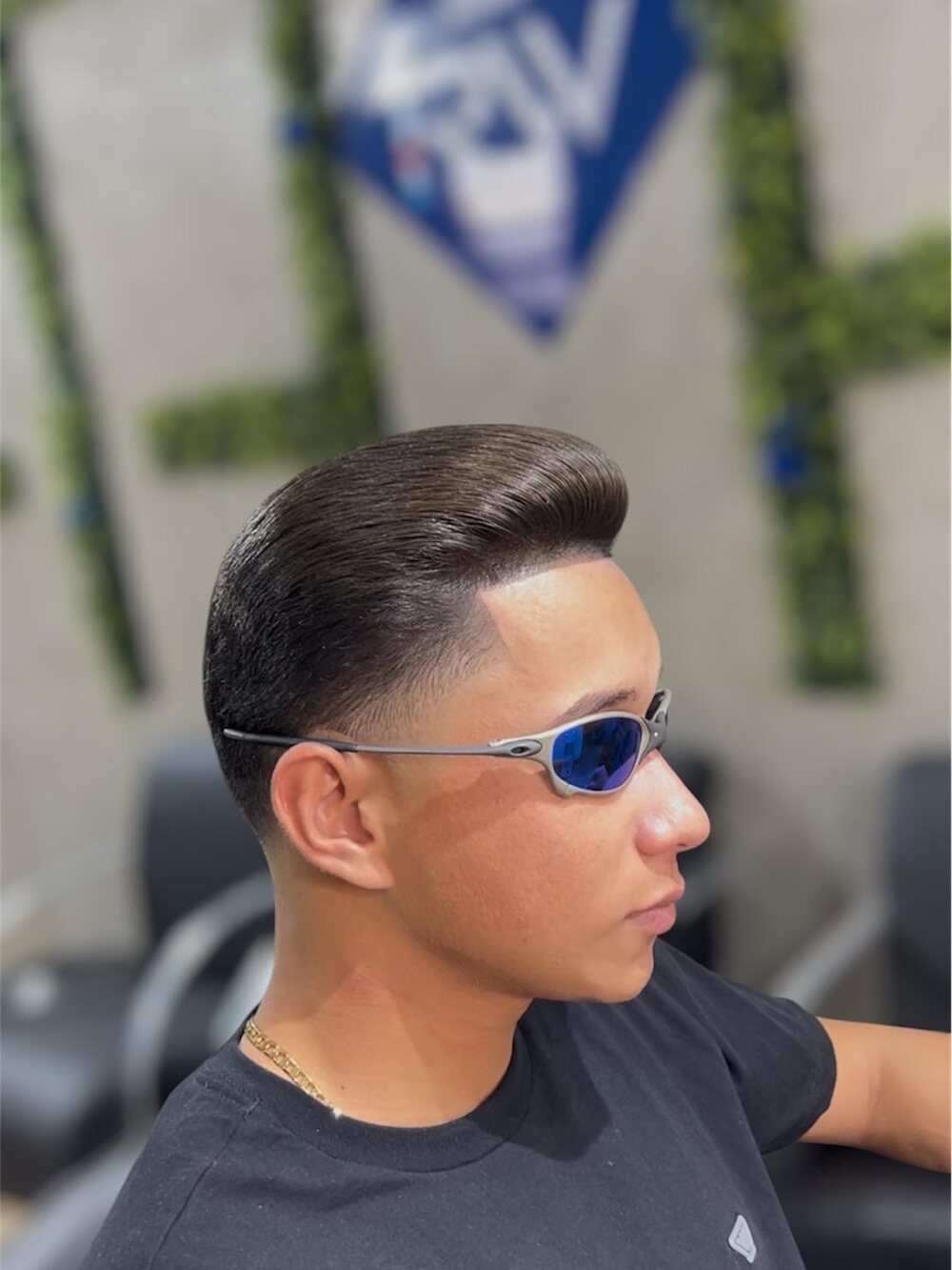 Corte masculino modelado com acabamento profissional