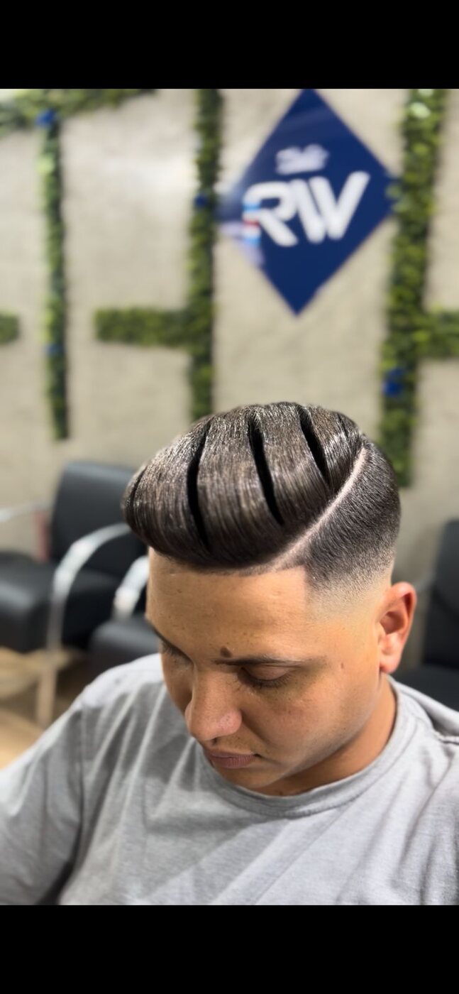 Penteado profissional com desenho e degradê