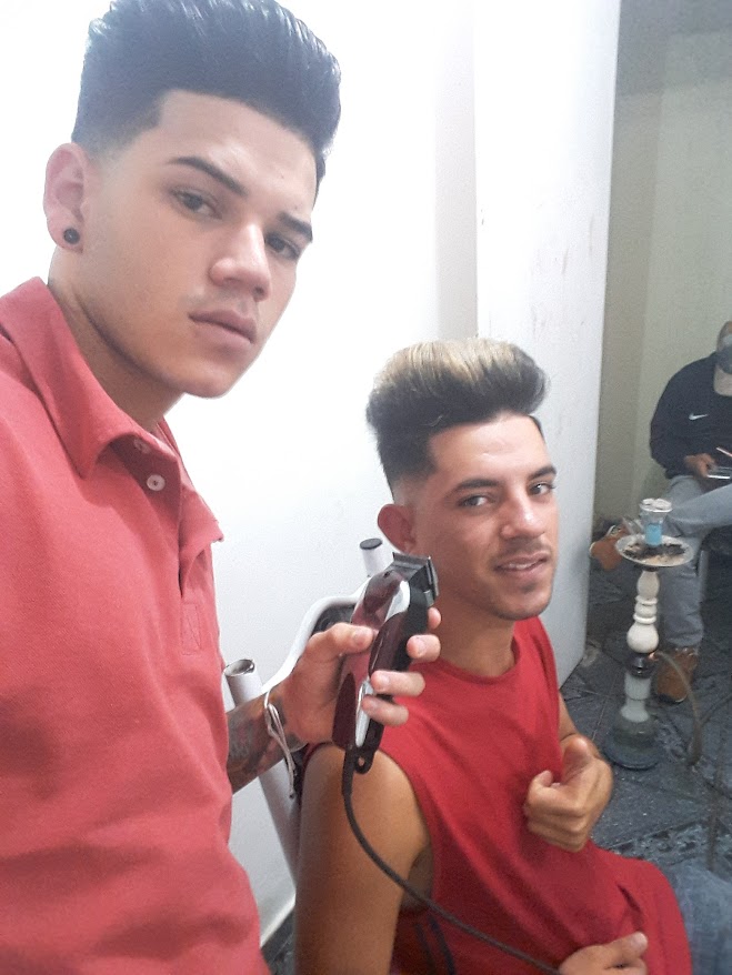 Roni atendendo um dos primeiros clientes