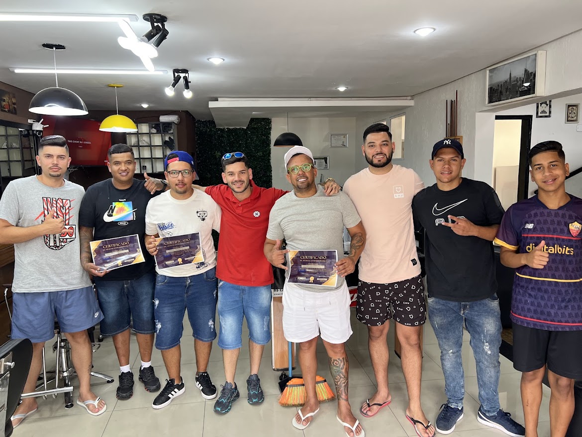 Equipe dentro da Barbearia RW