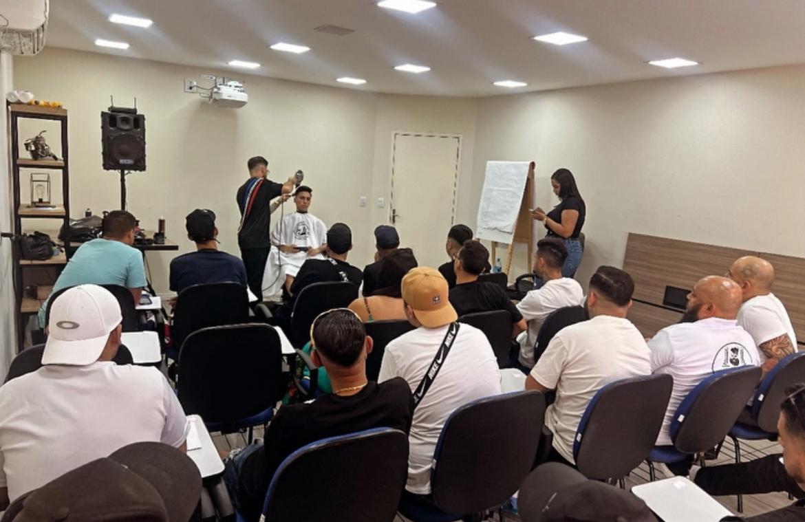 Roni ensinando um curso prático