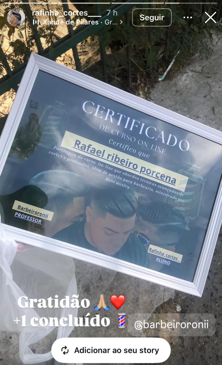 Aluno exibindo certificado de conclusão do curso online