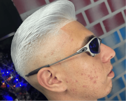 Cabelo platinado com acabamento profissional
