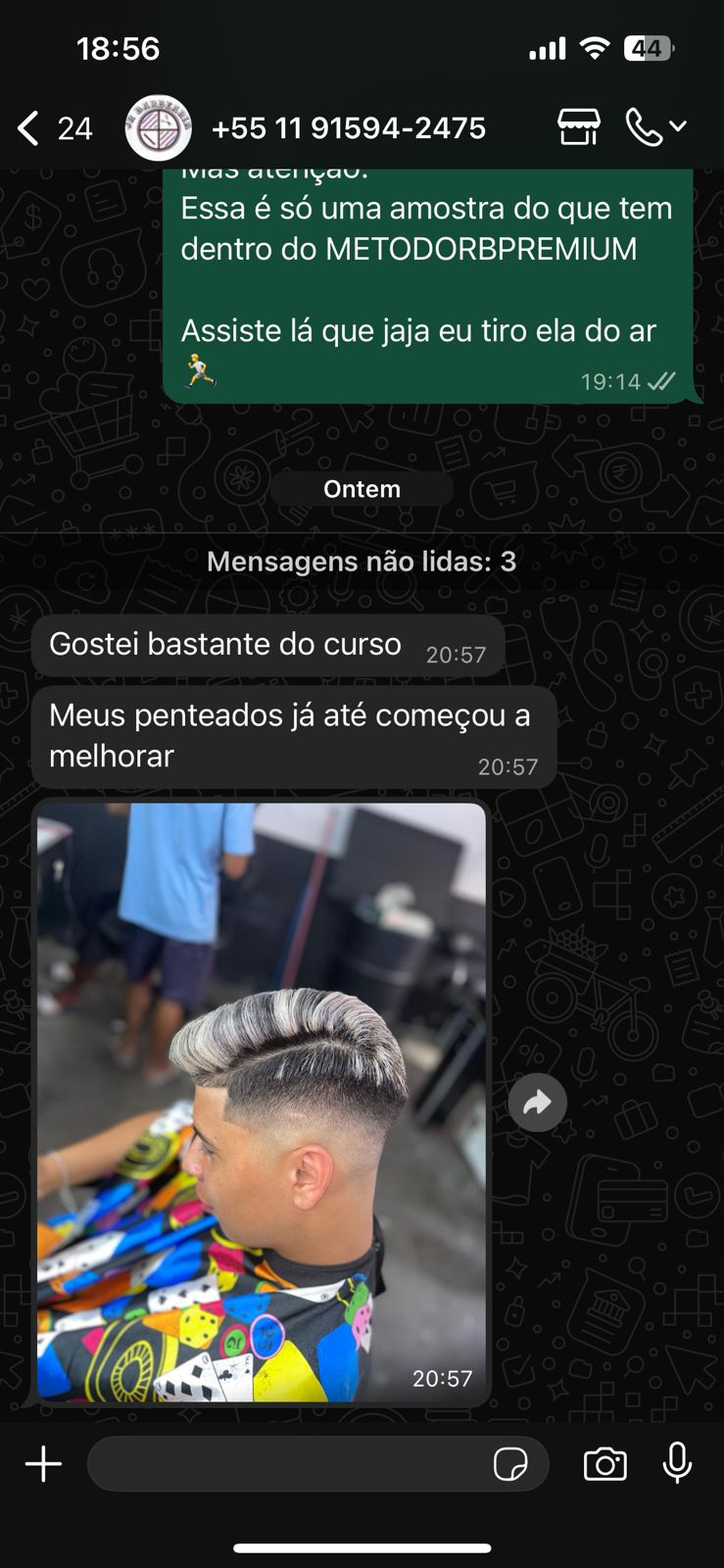Aluno mostrando a evolução dos penteados depois do curso