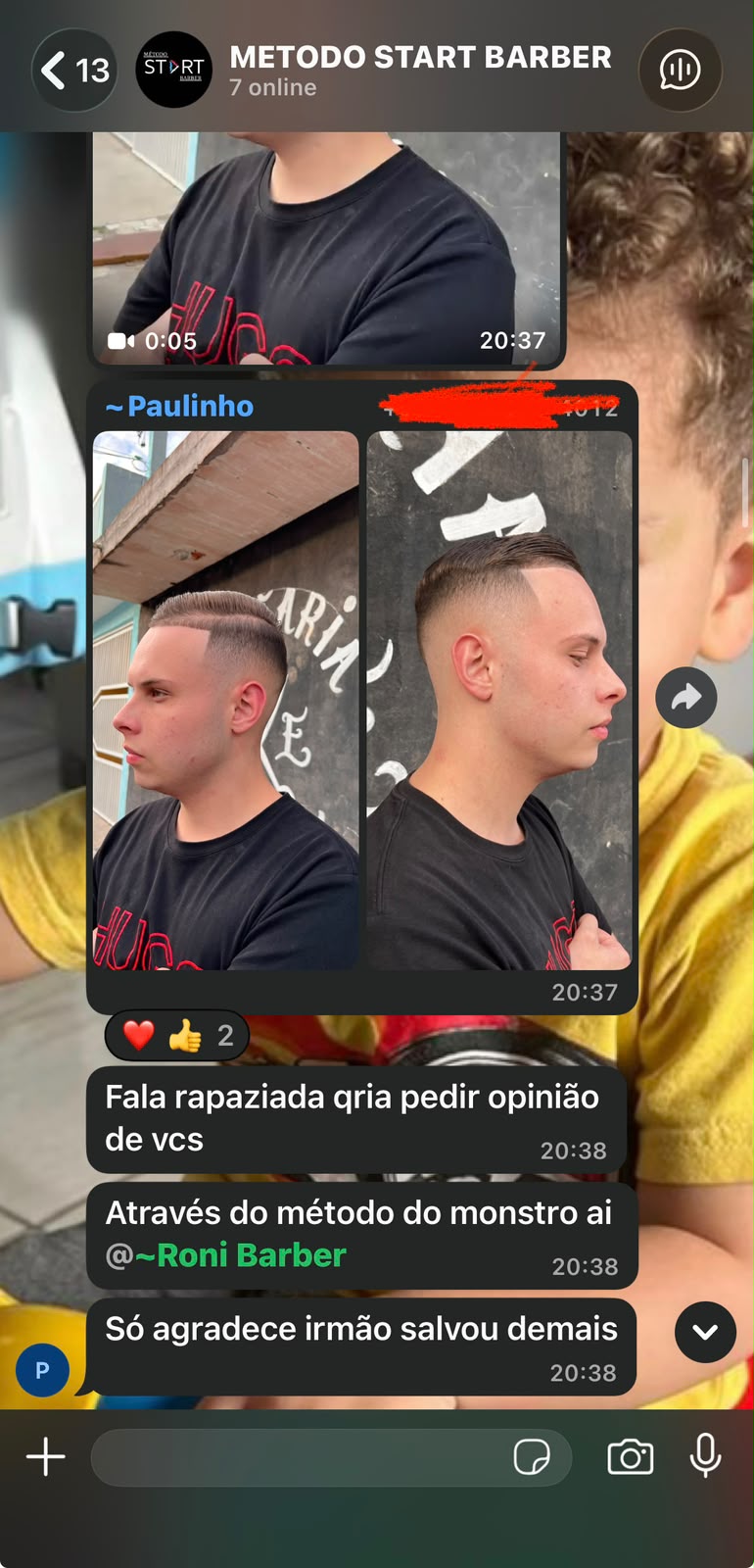 Aluno mostrando dois ângulos do corte realizado após aprender com o método de Roni