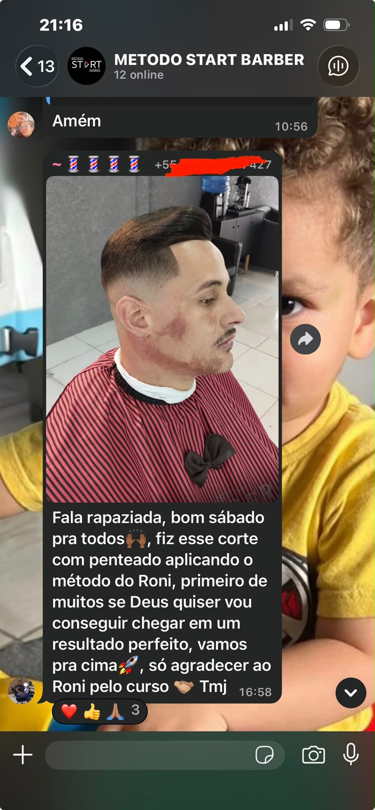 Aluno mostrando por inteiro um corte com penteado feito após aplicar o método de Roni